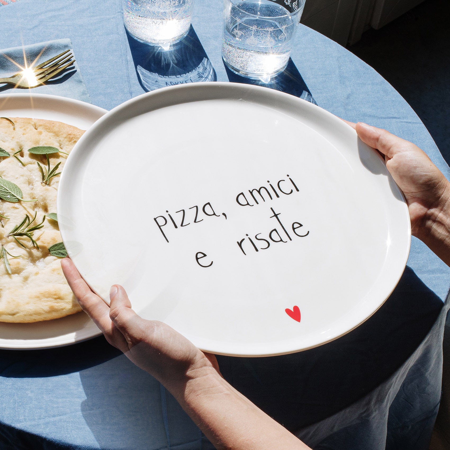 PLATO DE PIZZA: PIZZA, AMIGOS Y RISAS