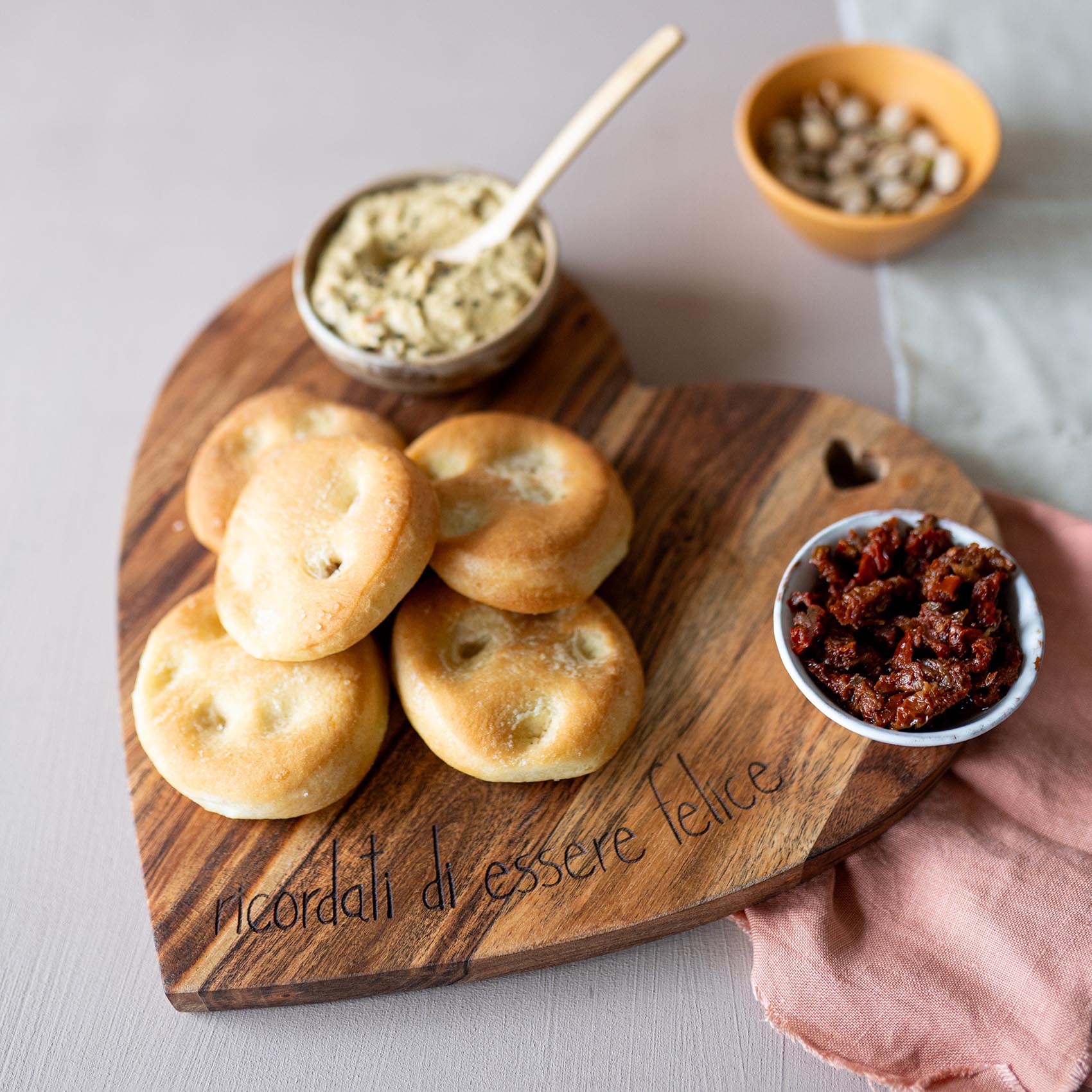 Planche à découper en forme de cœur N'oubliez pas d'être heureux