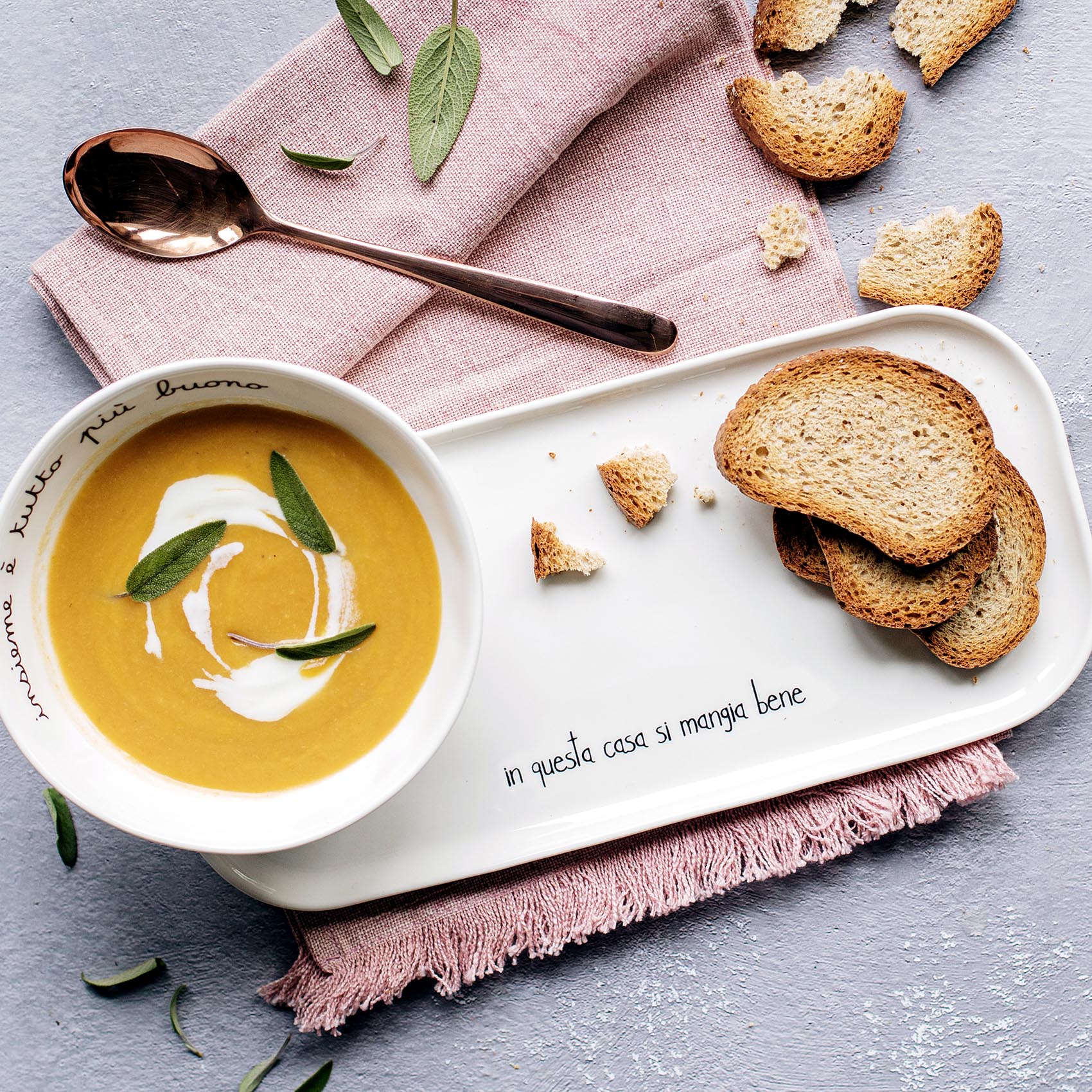 Rechteckiges Tablett Wir essen gut in diesem Haus — Simple Day