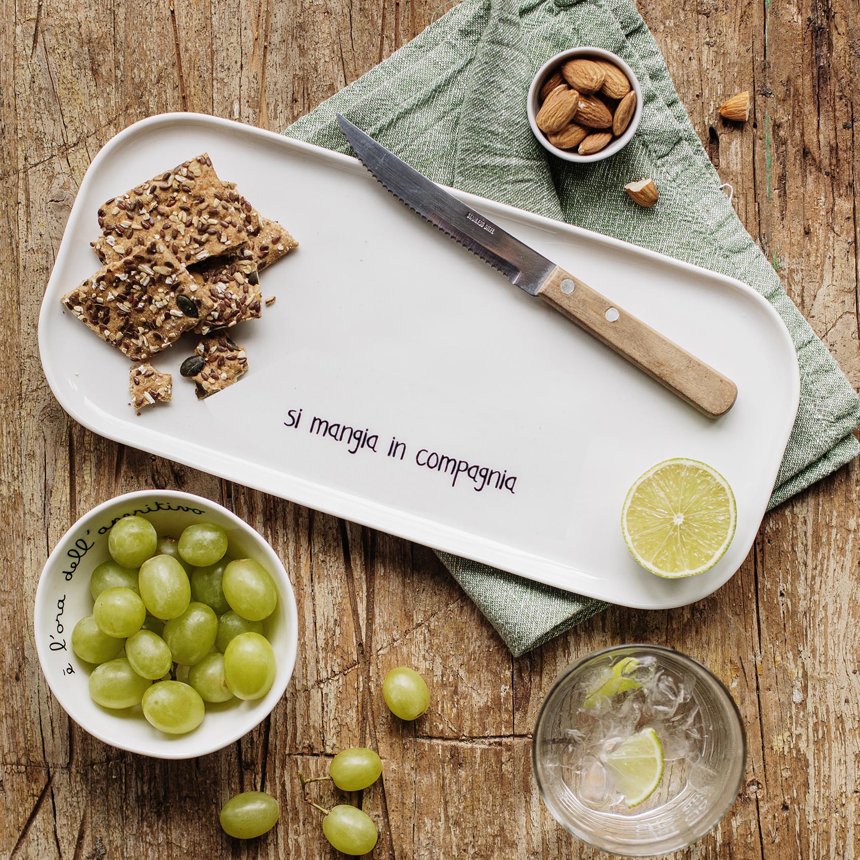Rechteckiges Tablett Essen in Gesellschaft — Simple Day