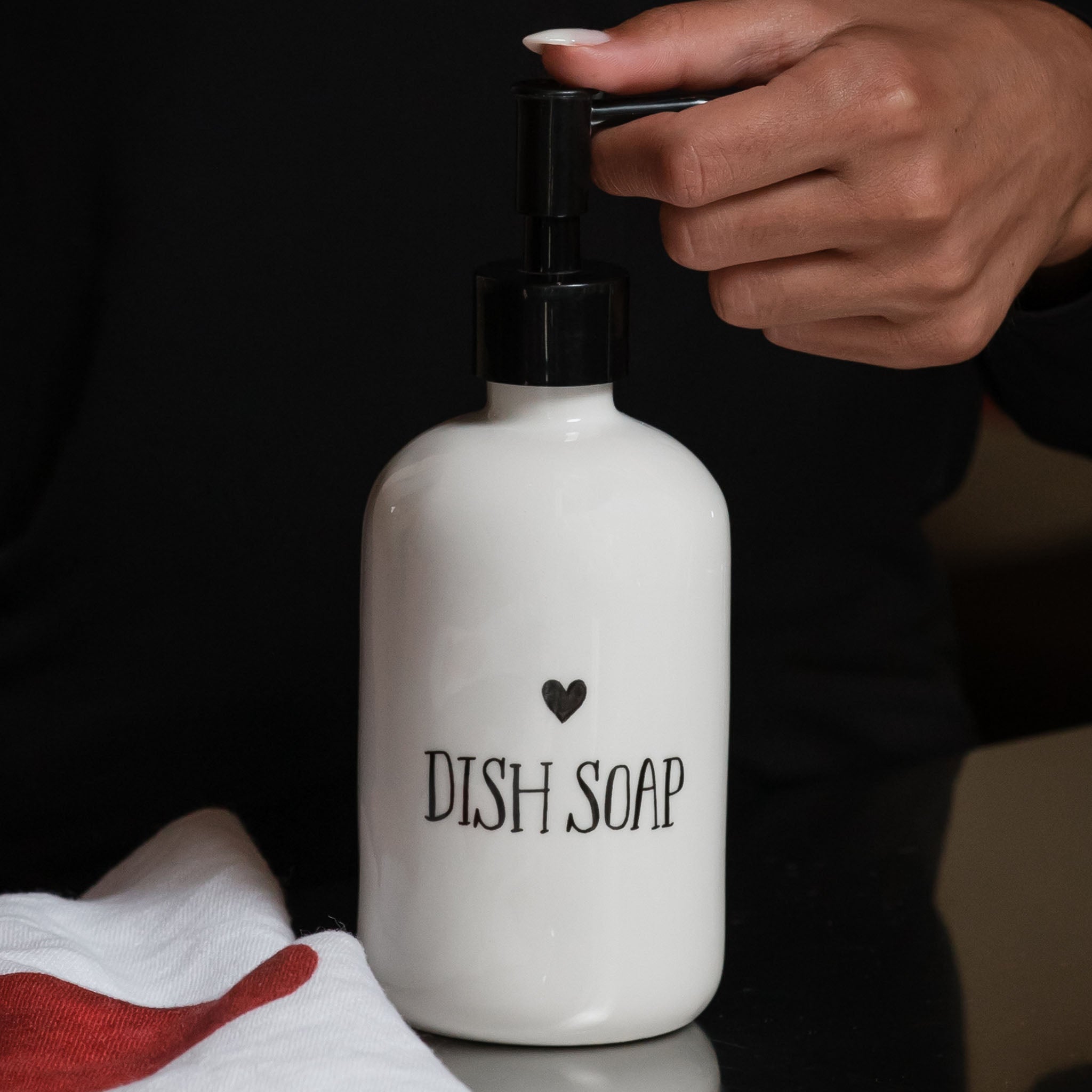 Dosasapone blanc avec décoration de savon à vaisselle