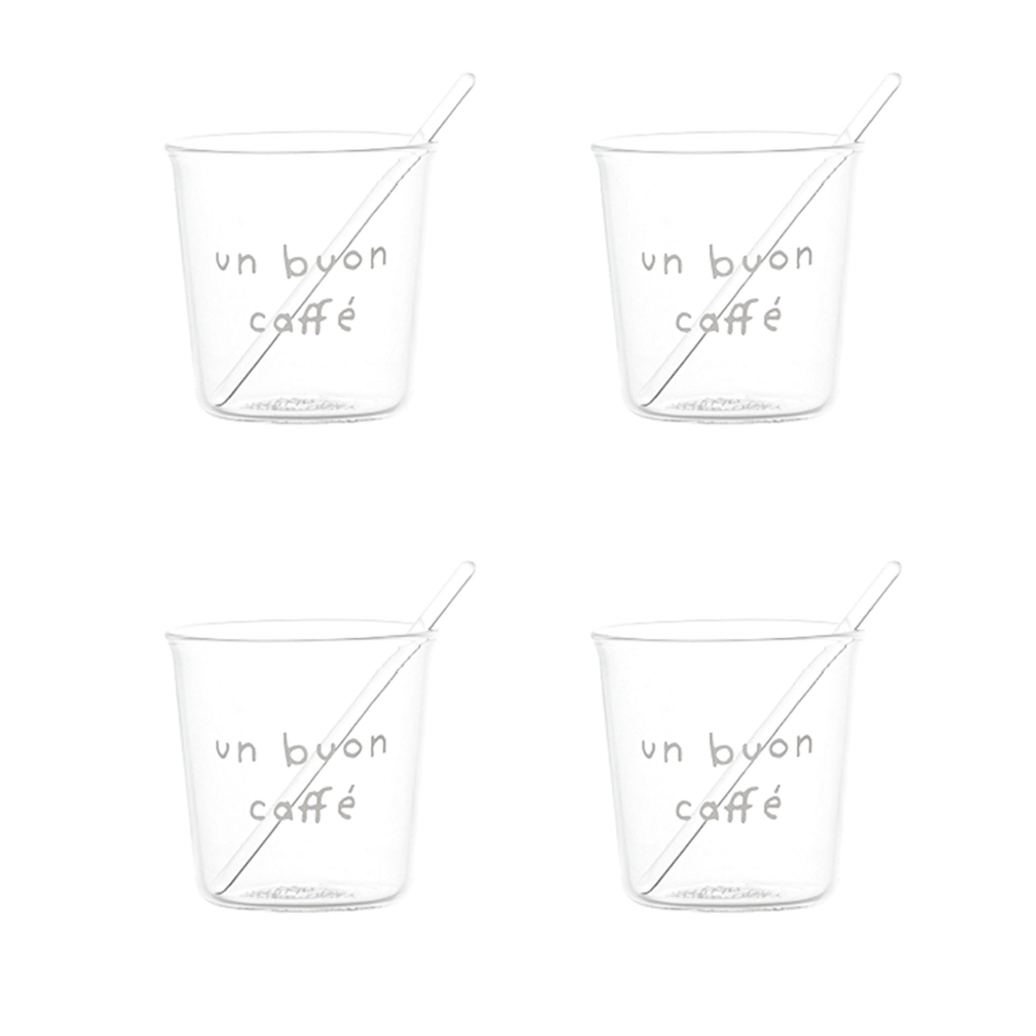 Establecer 4 vasos expresaron un buen café blanco