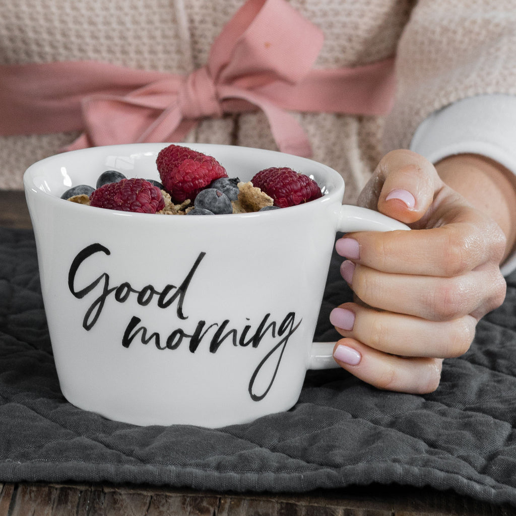 Coloque 2 tazas de desayuno leche y cereales — Simple Day