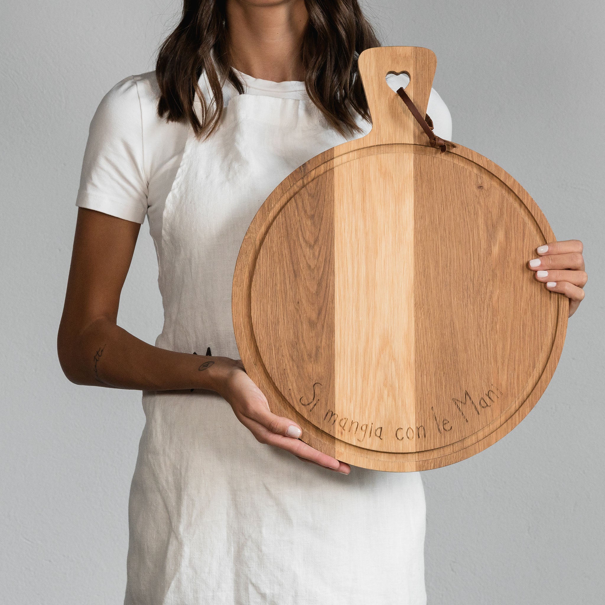 Si Mangia Con Le Mani round-shaped cutting board