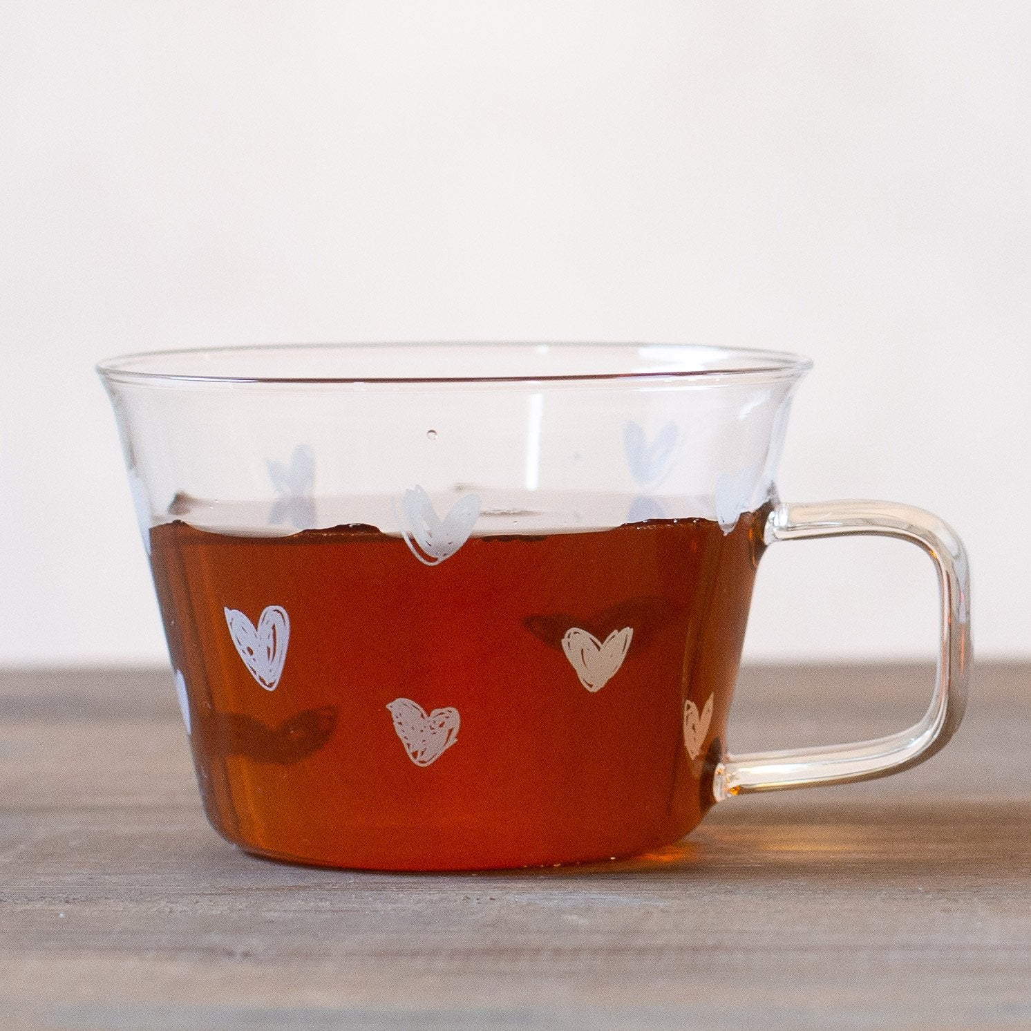 Establezca 2 tazas de té o corazones de capuchino